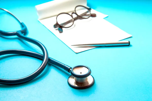 Stetoscopio, tablet pc su sfondo di colore blu. Tecnol medico — Foto Stock