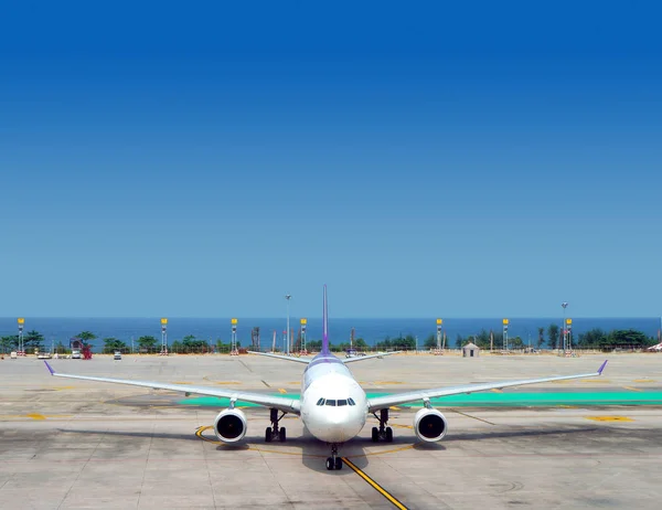 Witte jet vliegtuig op de startbaan op een zonnige dag op blauwe hemel terug — Stockfoto