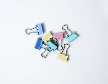 Renkli beyaz arka plan üzerinde izole ataş.