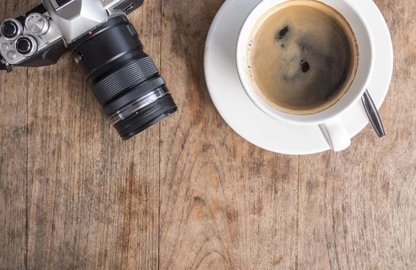 Scatto ad angolo alto di una tazza di ceramica bianca con caffè bianco e camma — Foto Stock