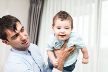 Mutlu sevgi dolu aile. Baba ve oğlu çocuğunu birlikte oynama. 