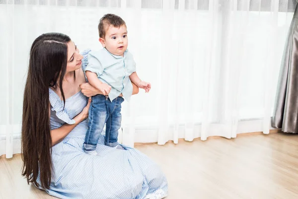 Mutlu anne bebeğini kucağında tutuyor.