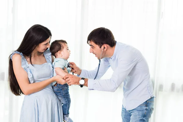 Baba Anne ve oğlu doktorlar bir st tutan çocukla oynama ile
