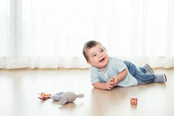 Komik bebek çocuk kapalı evde emekleme