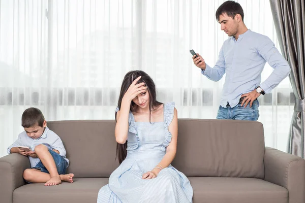 Aile üyeleri tarafından teknoloji telefon ve yaşam tarzı konsantrasyon dikkati