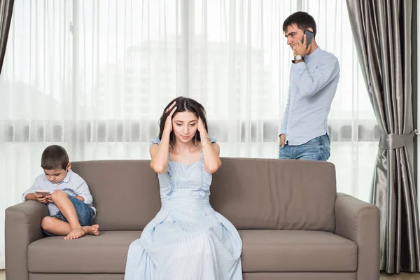 Aile üyeleri tarafından teknoloji telefon ve yaşam tarzı konsantrasyon dikkati