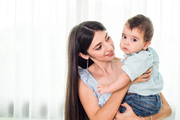 Mère Heureuse Tenant Son Bébé Images De Stock Libres De Droits