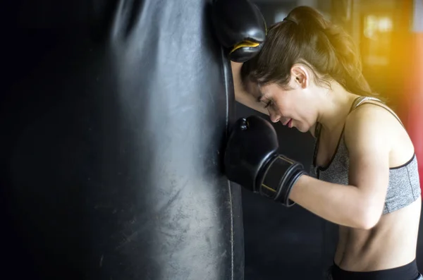 Μαχητής σέξι κορίτσι στο γυμναστήριο με την πυγμαχία τσάντα. Μακριά μαλλιά γυναίκα γυμναστήριο Εικόνα Αρχείου