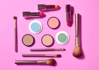 Küme açık renkli arka plan üzerinde Dekoratif kozmetik