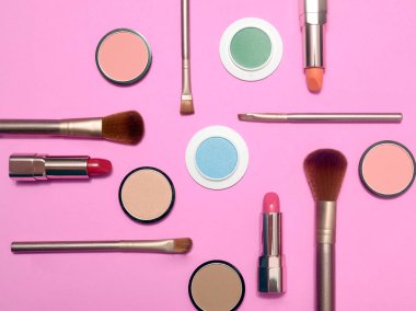 Küme açık renkli arka plan üzerinde Dekoratif kozmetik