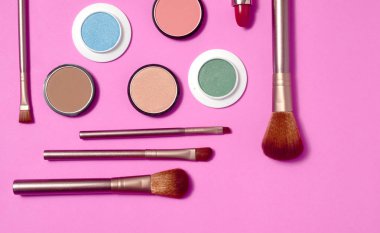 Küme açık renkli arka plan üzerinde Dekoratif kozmetik