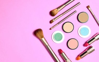 Küme açık renkli arka plan üzerinde Dekoratif kozmetik