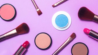 Küme açık renkli arka plan üzerinde Dekoratif kozmetik