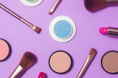 Küme açık renkli arka plan üzerinde Dekoratif kozmetik