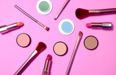 Küme açık renkli arka plan üzerinde Dekoratif kozmetik