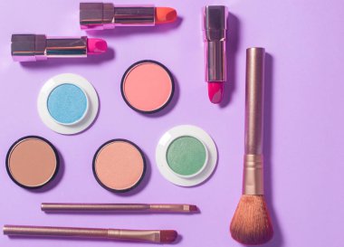 Küme açık renkli arka plan üzerinde Dekoratif kozmetik