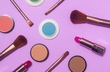 Küme açık renkli arka plan üzerinde Dekoratif kozmetik