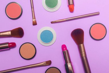 Küme açık renkli arka plan üzerinde Dekoratif kozmetik