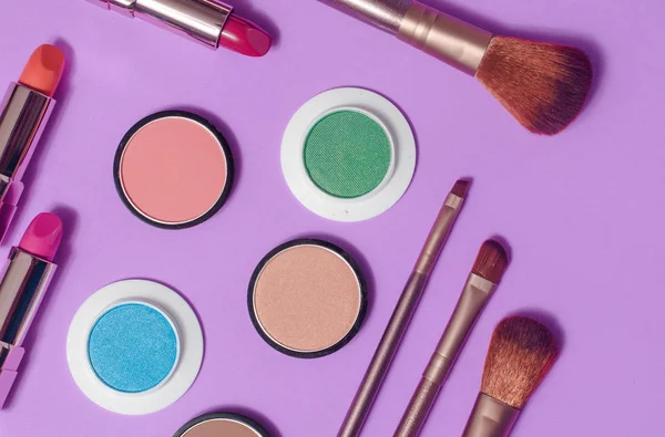 Küme açık renkli arka plan üzerinde Dekoratif kozmetik