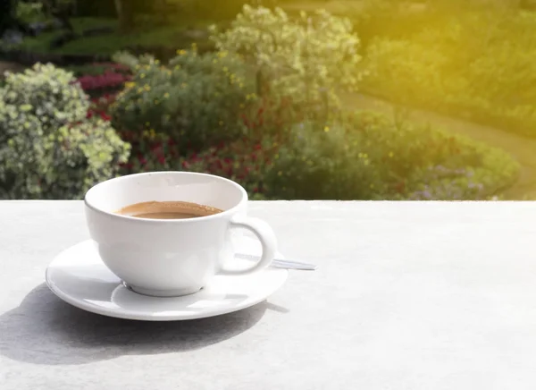 Tazza di caffè sul tavolo al mattino — Foto Stock