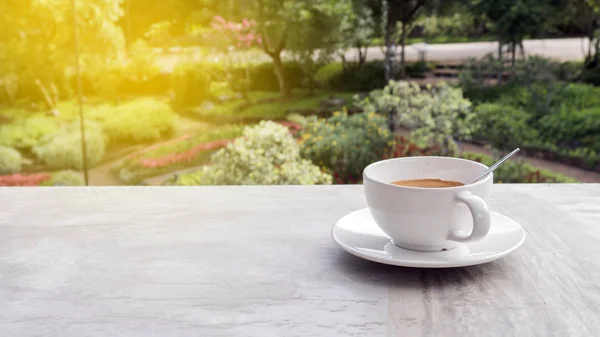 Tazza di caffè sul tavolo al mattino — Foto Stock