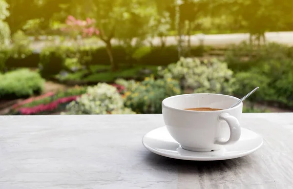 Tazza di caffè sul tavolo al mattino — Foto Stock