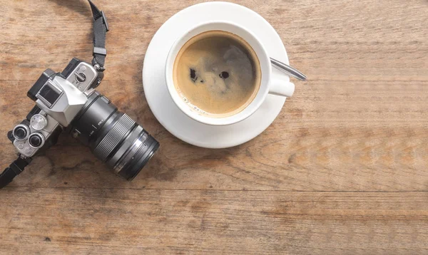 Hög vinkel skott av en vit keramisk kopp med vit kaffe och cam — Stockfoto