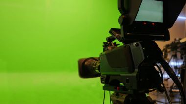 Kamera ile televizyon stüdyosu. Tripod üzerinde kamera