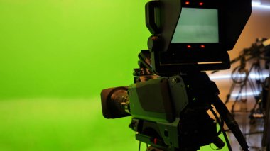 Kamera ile televizyon stüdyosu. Tripod üzerinde kamera