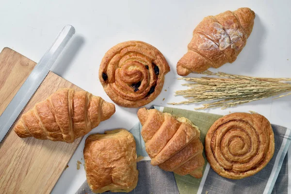 Ev yapımı ekmek veya ahşap arka plan, kruvasan puf cinnam çörek