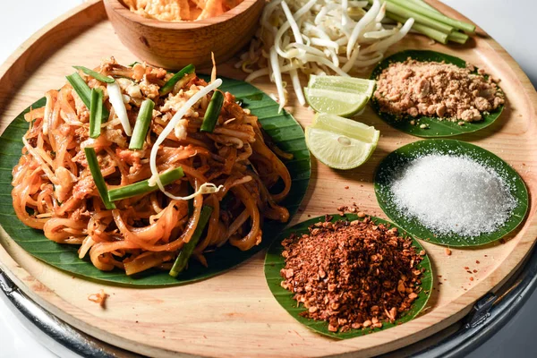 Tavada kızartılmış Tayland tarzı şehriye, pirinç noodle (Pad Tay)