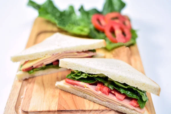 Κοντινό πλάνο της ένα κλασικό σάντουιτς με ζαμπόν και τυρί. Φωτογραφία Αρχείου