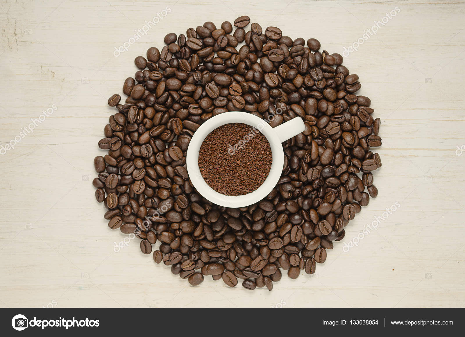 Café. Xícara de café e grãos de café . fotos, imagens de