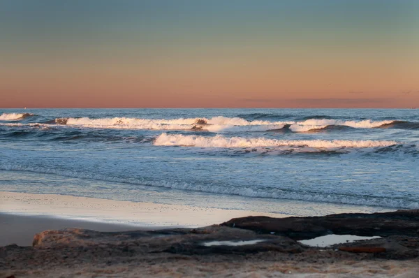 समुद्राच्या वरील सुंदर सूर्यास्त, बीच पासून दृश्य — स्टॉक फोटो, इमेज