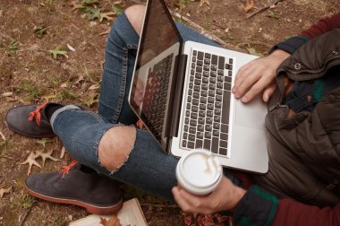 Kentsel adam parkta doğanın keyfini sonbaharda yatan