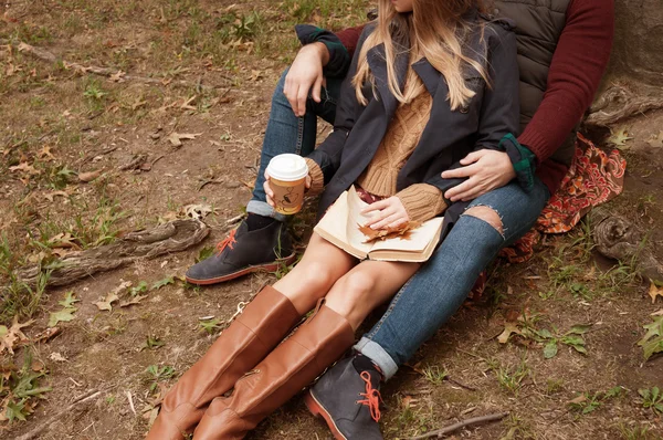 Pareja romántica tomando café relajándose en el parque en otoño — Foto de Stock