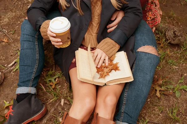 Coppia romantica che beve caffè rilassante nel parco in autunno — Foto Stock