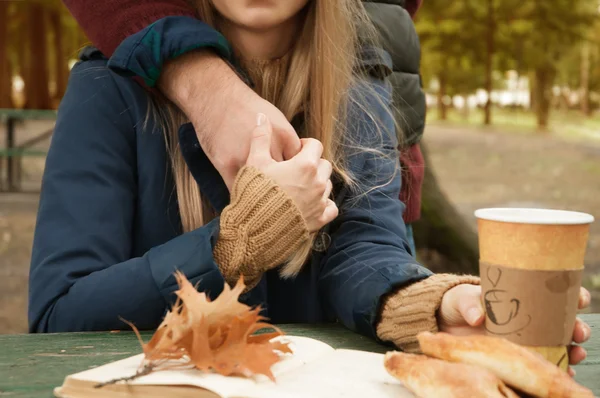 Coppia romantica che beve caffè rilassante nel parco in autunno — Foto Stock