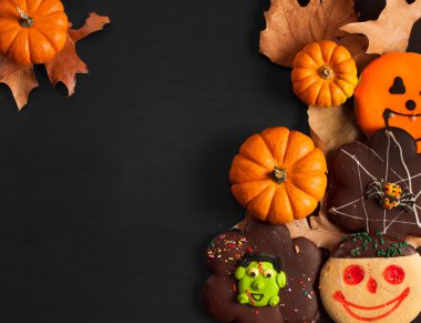 Komik Cadılar Bayramı gingerbread çerezleri siyah ahşap tablo