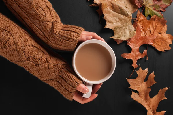 Autunno umore, donna che tiene in mano una tazza di caffè caldo — Foto Stock