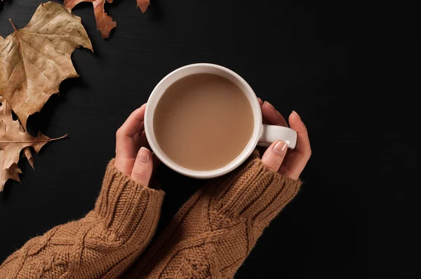 Autunno umore, donna che tiene il caffè in mano su sfondo di legno — Foto Stock