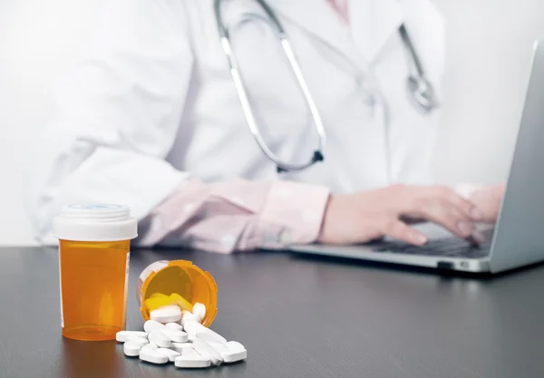 Salud y Medicina, Médico mujer trabajando en la computadora — Foto de Stock