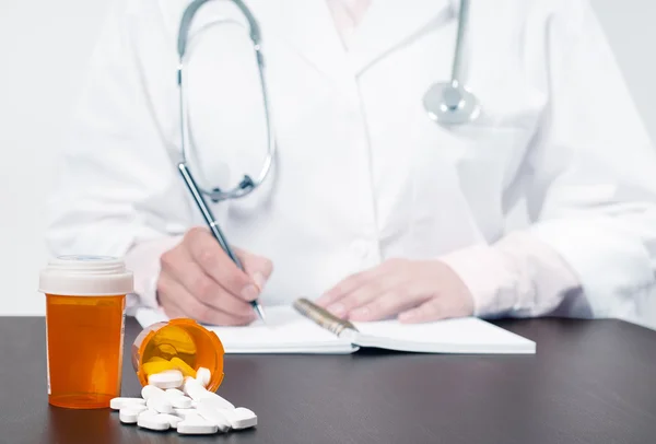 Doutor nomeia medicamentos prescritos para pacientes — Fotografia de Stock