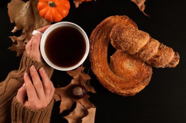 Sonbahar ruh hali, sıcak çay, kabak ve sonbahar yaprakları