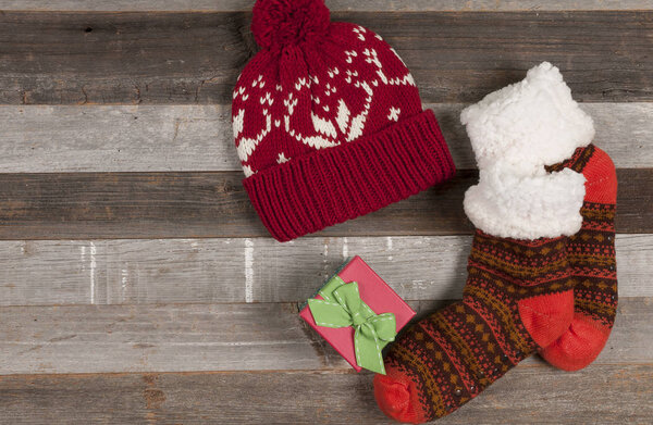 Рождественский подарок с зимней одеждой и носками
 