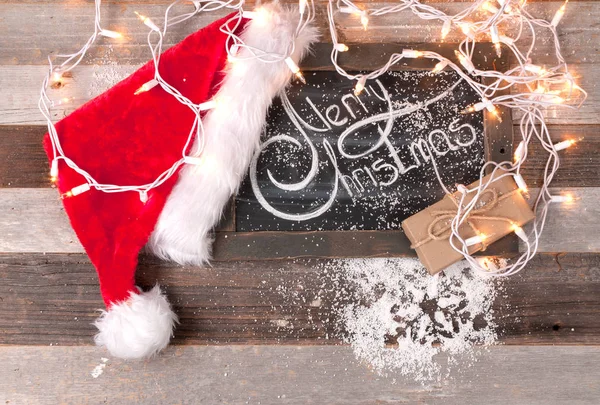 Weihnachtsdekoration mit Platz zur Begrüßung auf Kreidetafel — Stockfoto