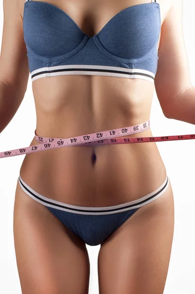 Perda de peso bem sucedida, cintura feminina bonita, conceito de dieta — Fotografia de Stock