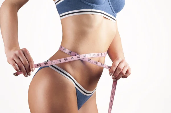 Γυναίκα μέτρηση waistline, fitness και διατροφή έννοια — Φωτογραφία Αρχείου