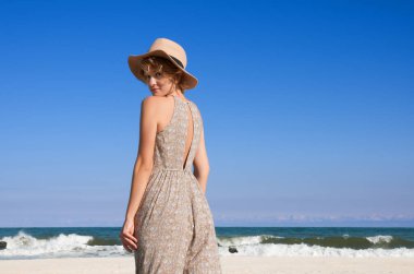 Sahilde şapkalı güzel kadın