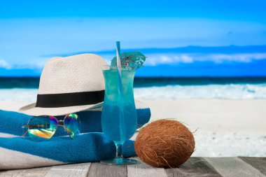 Plaj masada mavi kokteyl serinletici. Tatil cenneti